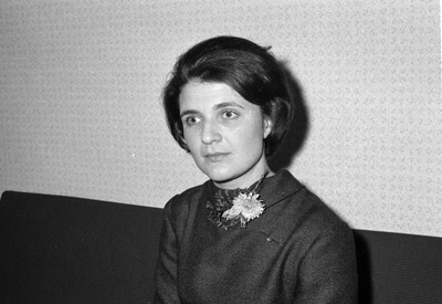 127345 Portret van mej. Leintje Harpe uit Serooskerke na de uitreiking van het gouden Sazuroosje vanwege haar ...